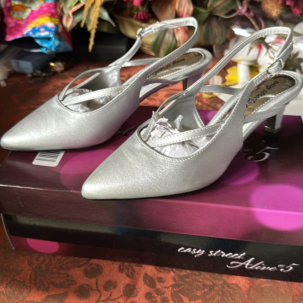 Elegant Silver Women's Slingback Shoes Never Worn Size 6W - Picture 4 of 12